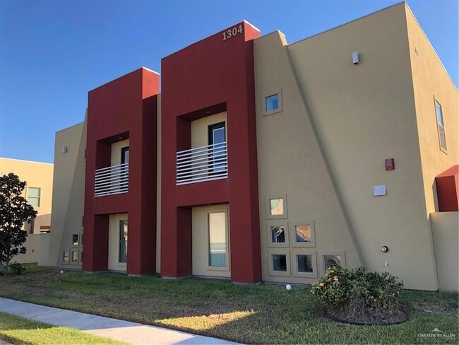 property at 1304 E Daffodil Ave