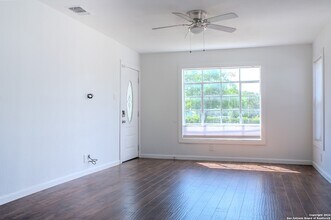 1935 W Woodlawn Ave in San Antonio, TX - Building Photo - Building Photo