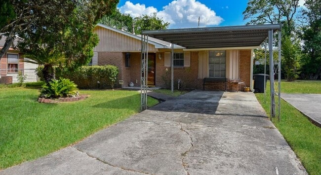 2116 Godfrey St in Baytown, TX - Building Photo - Building Photo