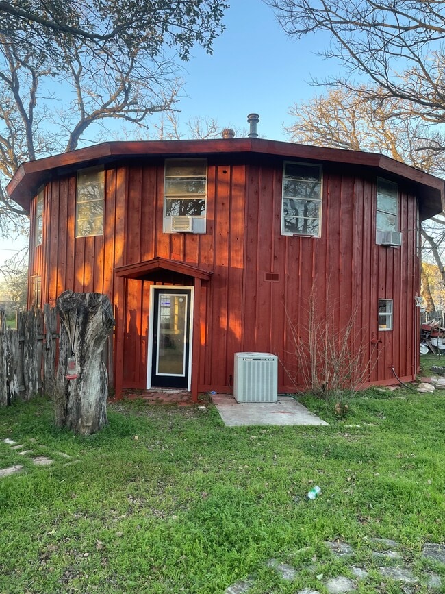 302 Dallas St in Bandera, TX - Building Photo - Building Photo