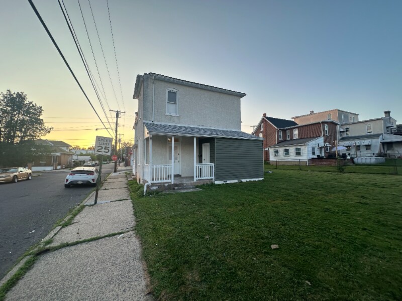 402 E Vine St in Stowe, PA - Building Photo