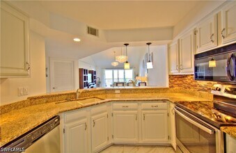 9590 Victoria Ln in Naples, FL - Building Photo - Building Photo