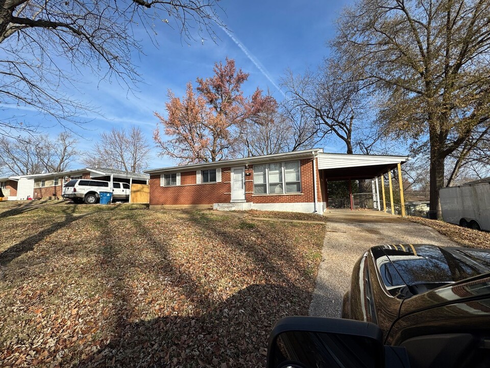 841 Riderwood Dr in Hazelwood, MO - Building Photo