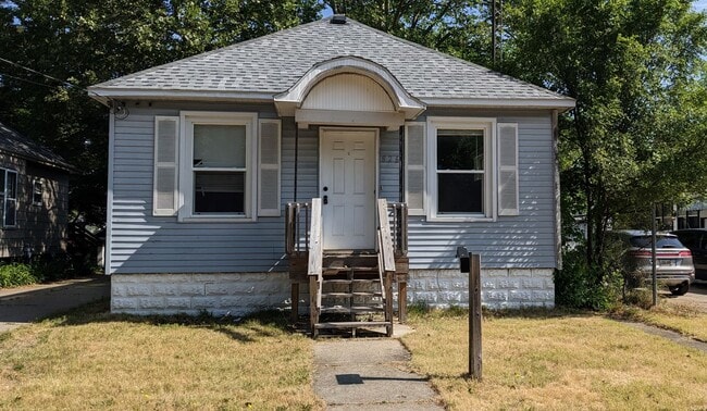 property at 826 W Grand Ave