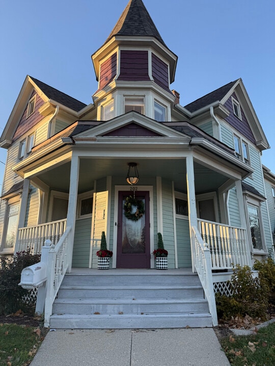 202 W South St in Woodstock, IL - Foto de edificio