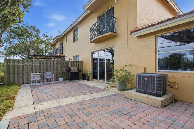 16061 NW 24th St in Pembroke Pines, FL - Foto de edificio - Building Photo