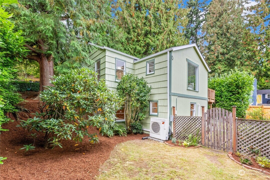 9600 17th Ave NE in Seattle, WA - Building Photo