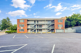 King & Queen Apartments in Williamsburg, VA - Foto de edificio - Building Photo