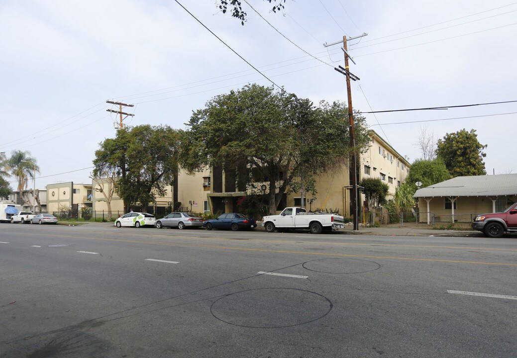 Saticoy Plaza in Van Nuys, CA - Foto de edificio