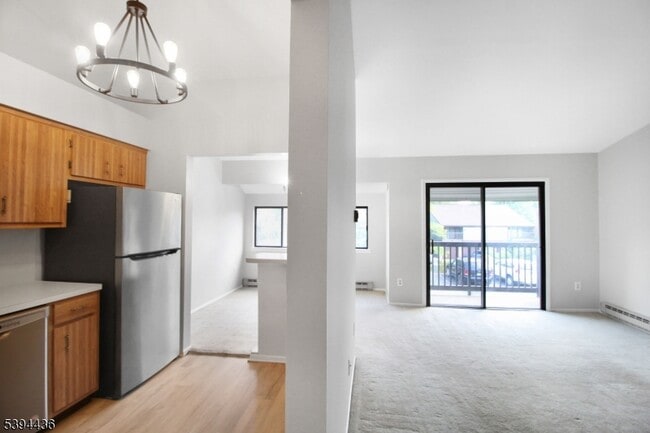 70 Meadowview Dr in Clinton Township, NJ - Building Photo - Building Photo