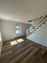 38 W Broad St in Stonington, CT - Building Photo