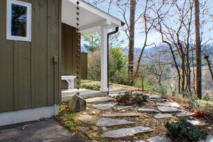 21 Woodbury Rd in Asheville, NC - Building Photo