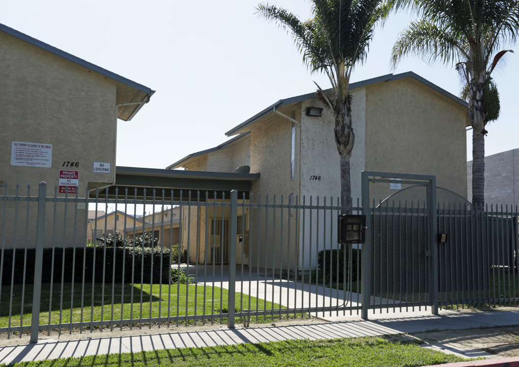 Imperial Highway Apartments in Los Angeles, CA - Building Photo