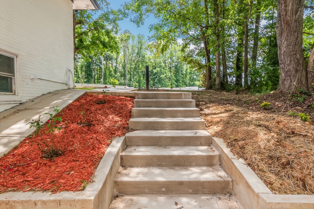 1300 Loch Lomond Trail SW in Atlanta, GA - Building Photo