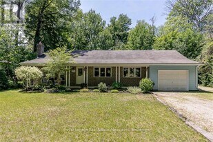 74 Moreau Pkwy in Penetanguishene, ON - Building Photo