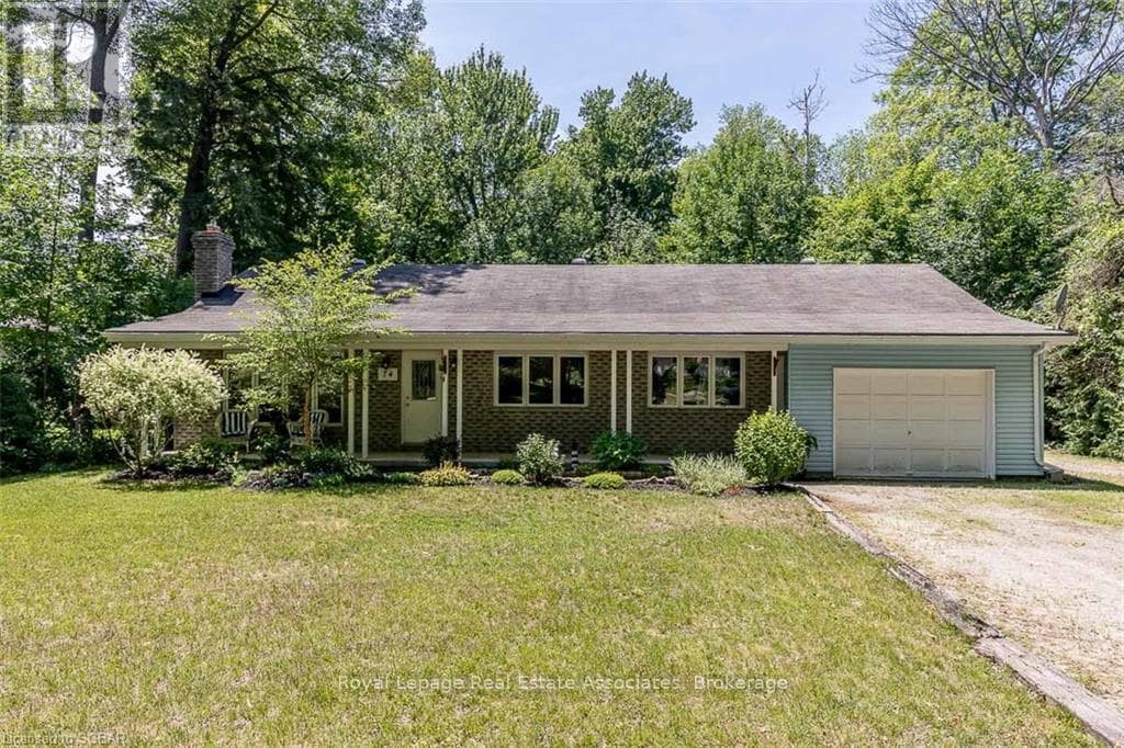 74 Moreau Pkwy in Penetanguishene, ON - Building Photo