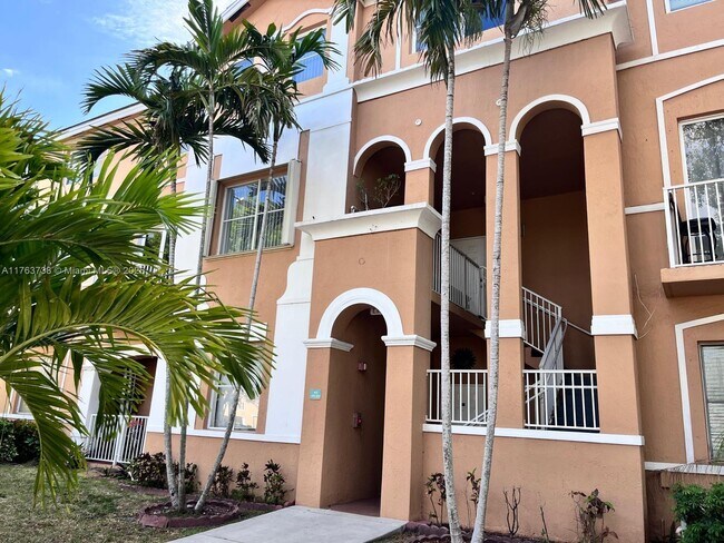 17710 NW 73rd Ave in Hialeah, FL - Building Photo - Building Photo