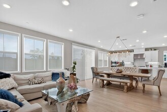 1733 Artemisia Ct in Carlsbad, CA - Foto de edificio - Building Photo