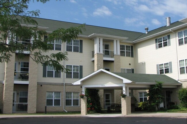 Sunrise Village Senior Apartments in South Milwaukee, WI - Foto de edificio - Building Photo