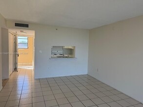 9688 Fontainebleau Blvd in Miami, FL - Building Photo - Building Photo