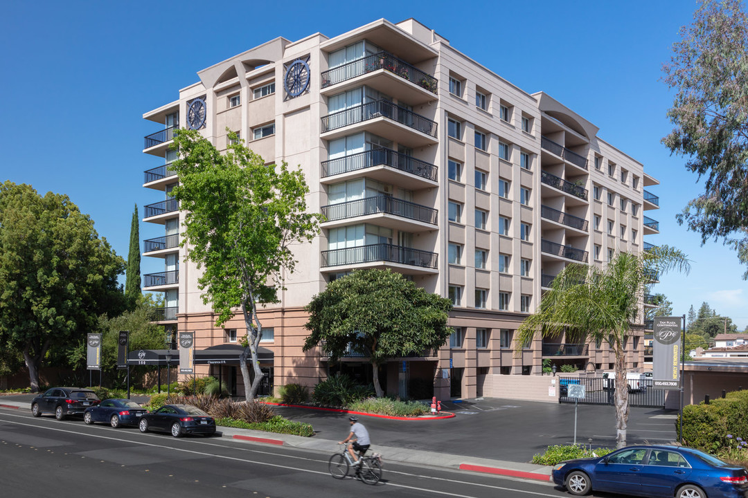 Tan Plaza Apartments in Palo Alto, CA - Foto de edificio