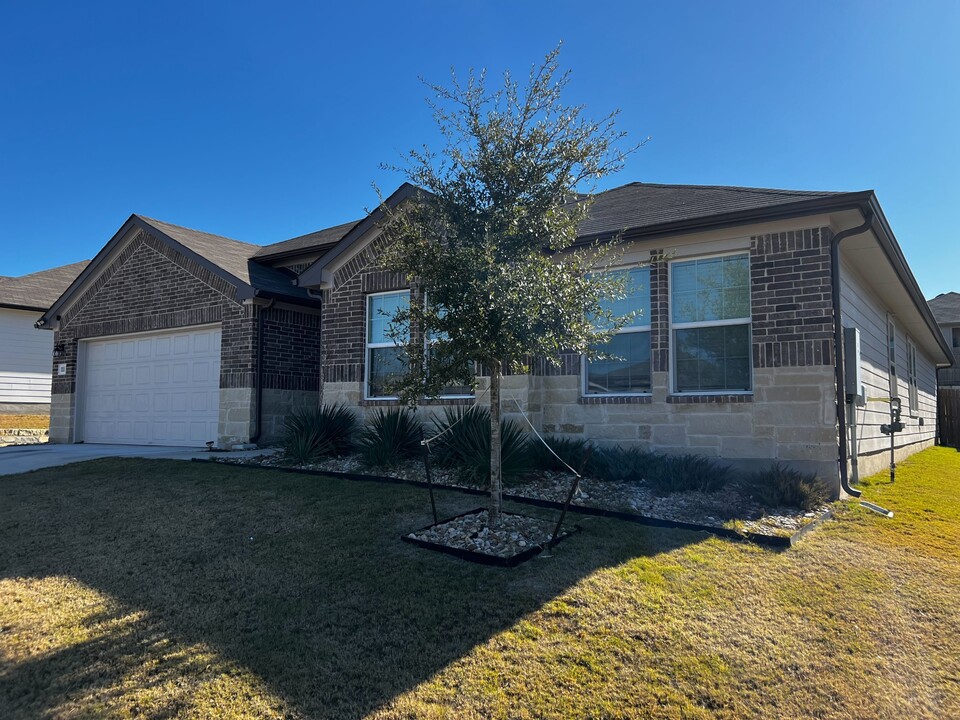 155 Windmill Palm Dr in Kyle, TX - Building Photo