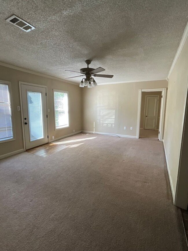 901 Dennis Ave in Leesville, LA - Building Photo - Building Photo