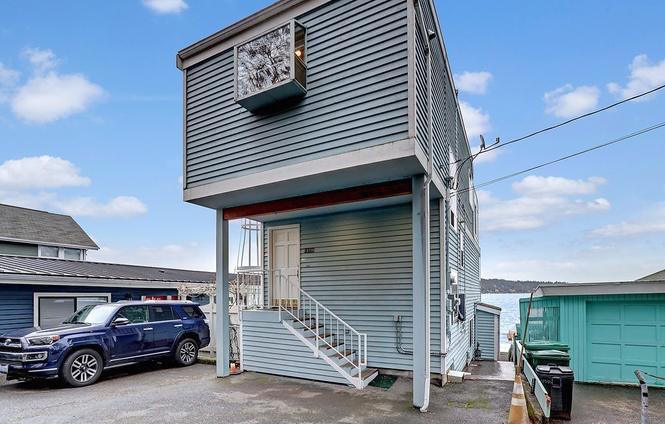 10358 Riviera Pl NE in Seattle, WA - Building Photo