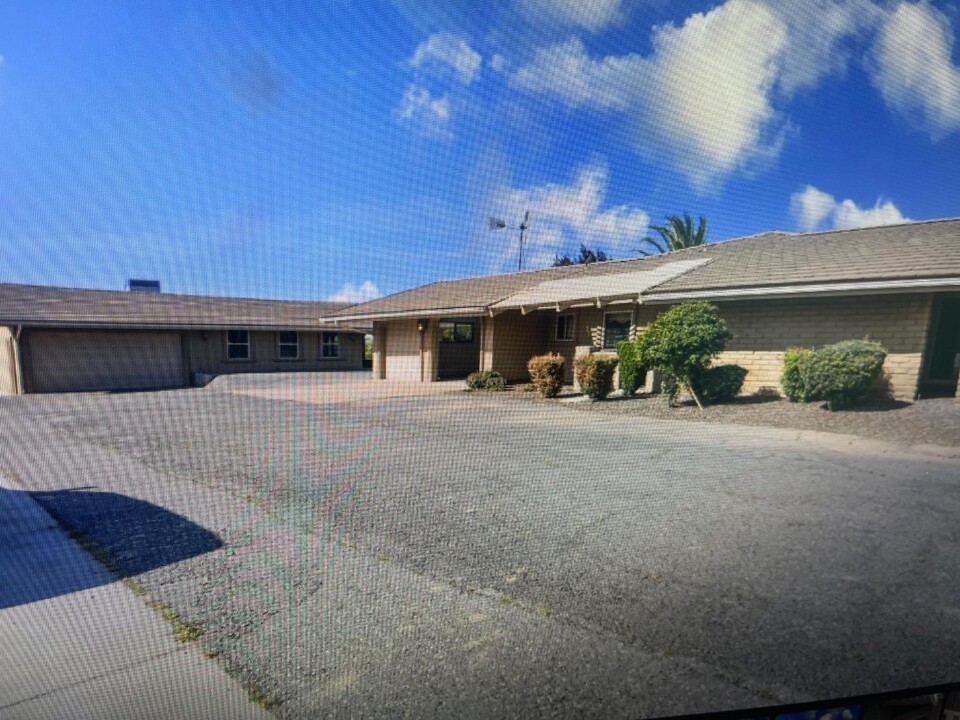 33318 Ave 12 in Madera, CA - Foto de edificio