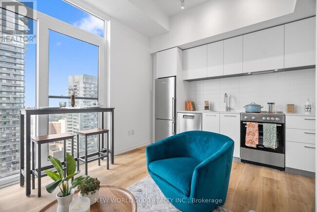 101 Roehampton Ave in Toronto, ON - Building Photo - Building Photo