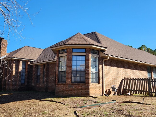 2200 Wyndermere Way in Fort Smith, AR - Building Photo - Building Photo