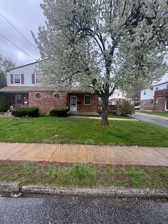 611 Spruce St in Darby, PA - Building Photo