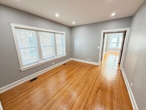 4838 W Addison St in Chicago, IL - Foto de edificio - Building Photo