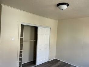 651 Hollace St in Pittsburgh, PA - Foto de edificio - Building Photo