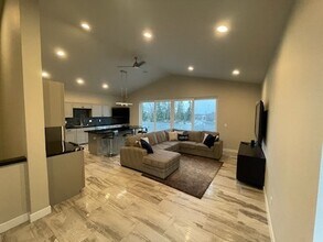 8963 Toloff St in Anchorage, AK - Building Photo - Building Photo