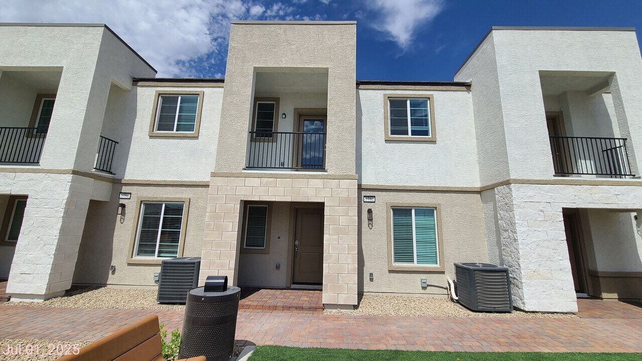 5752 CRENELLATED St in Las Vegas, NV - Building Photo