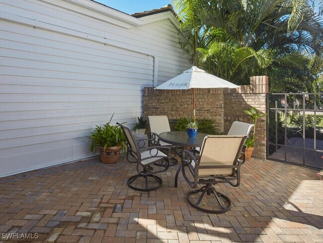 575 Park Shore Dr in Naples, FL - Building Photo - Building Photo