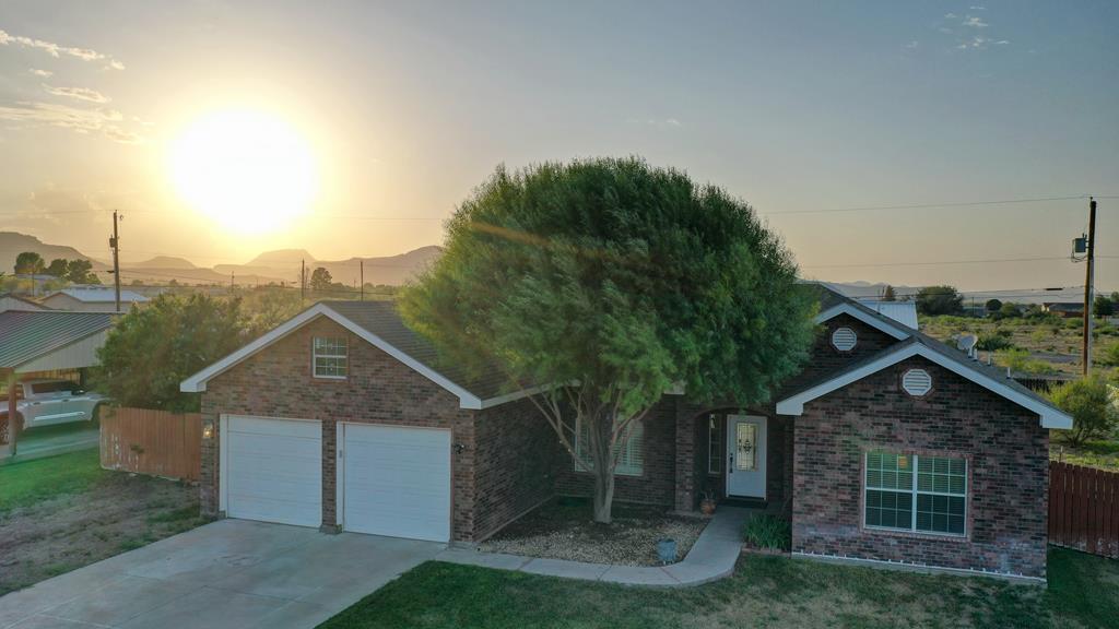 2105 W Brunson St in Alpine, TX - Foto de edificio