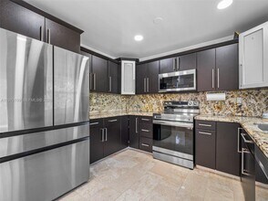 10281 NW 32nd St in Sunrise, FL - Building Photo - Building Photo