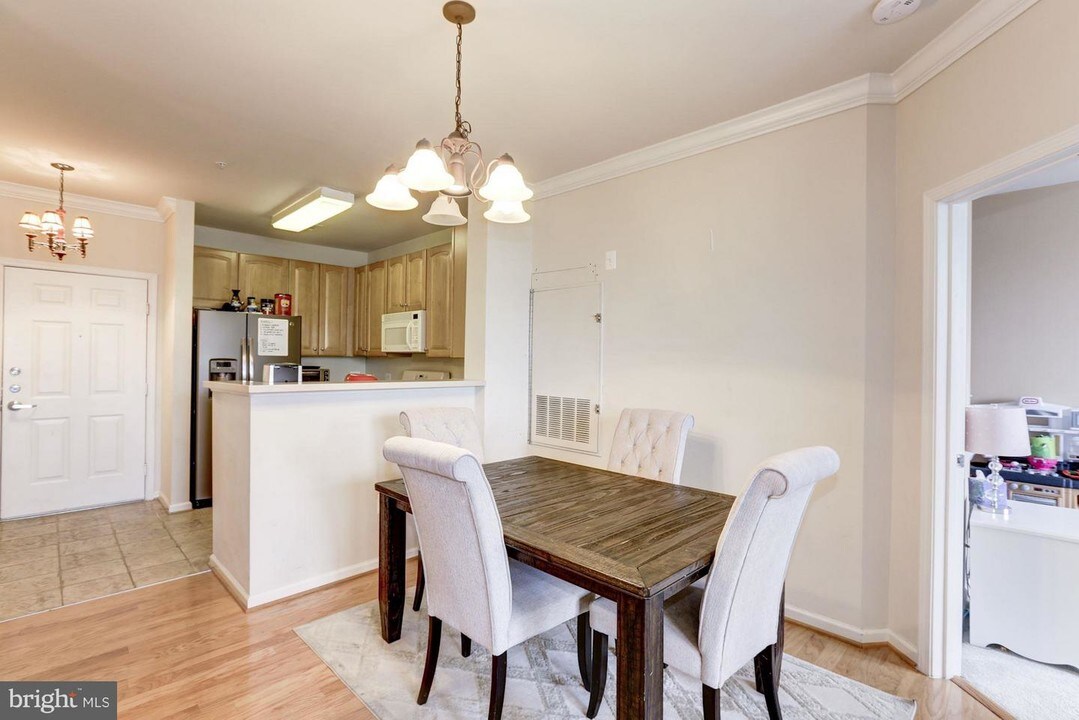 12001 Market St-Unit -341 in Reston, VA - Foto de edificio
