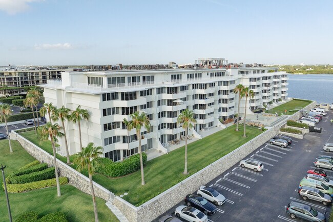 Carlyle House in Palm Beach, FL - Building Photo - Building Photo