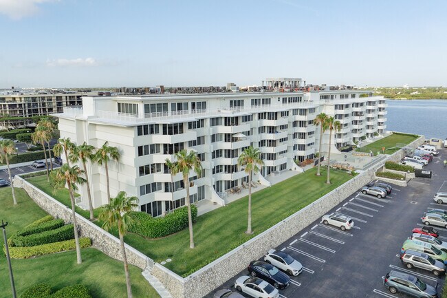 Carlyle House in Palm Beach, FL - Foto de edificio - Building Photo