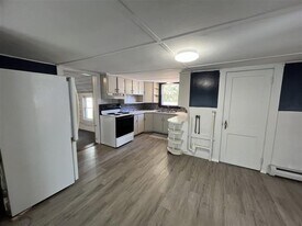 6 Squire St in Waterville, ME - Building Photo