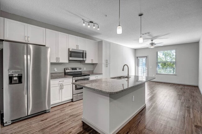 Tomoka Pointe in Daytona Beach, FL - Foto de edificio - Building Photo