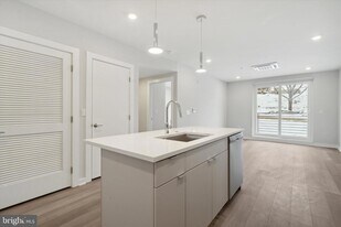 3449 Scotts Ln, Unit B307 in Philadelphia, PA - Building Photo