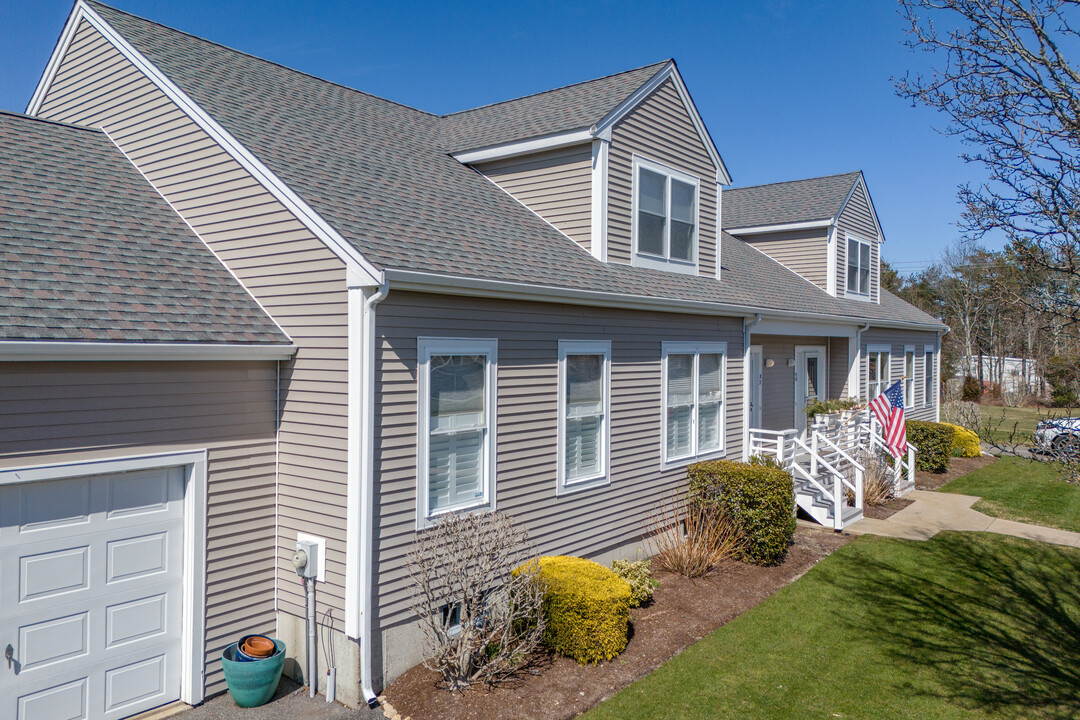 The Village at Bay Point in Buzzards Bay, MA - Foto de edificio