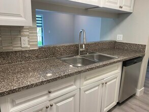 11430 NW 43rd St in Coral Springs, FL - Building Photo - Building Photo