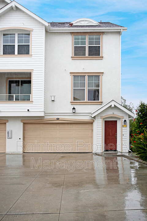 780 Harbor Cliff Way in Oceanside, CA - Building Photo