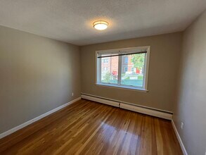 38 Evergreen St, Unit 3 in Boston, MA - Foto de edificio - Building Photo