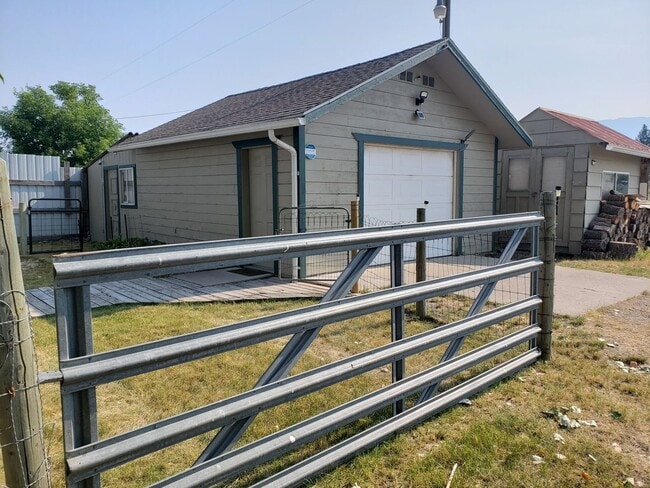 42380 Montana Ave in Pablo, MT - Building Photo - Building Photo